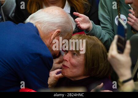 Raleigh, Caroline Du Nord, États-Unis. 29 février 2020. L'ancien vice-président Joe Biden rencontre le public de l'événement communautaire avec Joe Biden à l'Université St. Augustine le 29 février 2020 à Raleigh, en Caroline du Nord. Crédit: L'Accès Photo/Alay Live News Banque D'Images