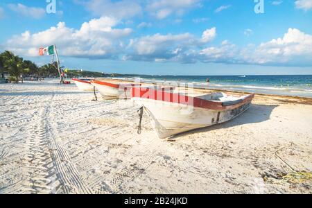Bateaux à Playa Pescadores avec ciel bleu et paysage nuageux, Tulum, Mexique Banque D'Images