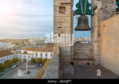 Bell in Cathedral of Faro Se de Faro est une cathédrale catholique romaine, avec vue sur la ville de Faro. Banque D'Images