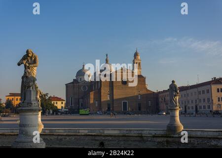 Padoue, ITALIE - 28 décembre 2016 - Abbaye de Santa Giustina sur la plus grande place de la ville de Padoue connue sous le nom de Prato della Valle Banque D'Images