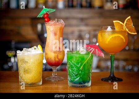 Cocktails rafraîchissants multicolores au bar Banque D'Images