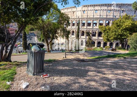 Accumulation de déchets dans un parc près du Colisée. Italie, pollution de Rome Banque D'Images