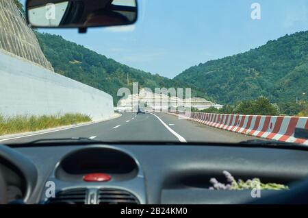 Trafic de faible intensité sur une autoroute dans une gorge Banque D'Images
