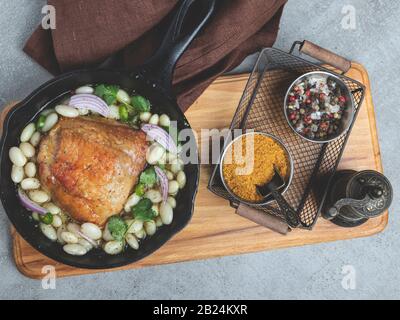 cuisse de poulet cuite avec haricots blancs dans une poêle Banque D'Images