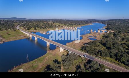 Antenne. Le pont Ajuda traverse la rivière Guadiana. À Elvas Badajoz Banque D'Images