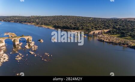 Antenne. Le pont Ajuda traverse la rivière Guadiana. À Elvas Badajoz Banque D'Images