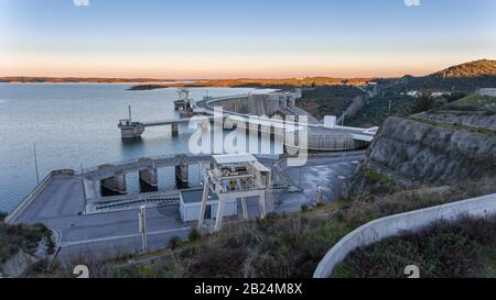 Antenne. Vue du ciel du barrage sur la rivière Guadiana Banque D'Images