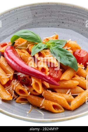 Un merveilleux plat de pâtes italiennes dans la tomate aux épinards et au paprika Banque D'Images