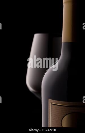 Photo conceptuelle du vin rouge et du verre, sur fond noir Banque D'Images