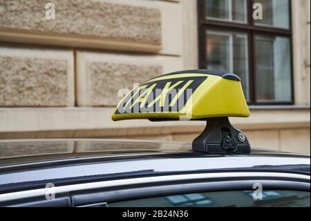 Panneau de taxi jaune sur une voiture à Vienne Banque D'Images