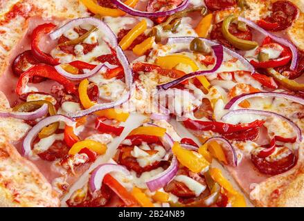 Pizza italienne sur le dessus, gros plan pour les arrière-plans Banque D'Images