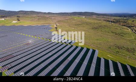 Antenne. Panneaux photovoltaïques pour produire de l'électricité en Espagne Banque D'Images