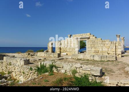 Ruines de l'ancienne basilique grecque des VI-X siècles à Chersonesus Tavrichesky sur la mer Noire avec de l'eau bleue Banque D'Images