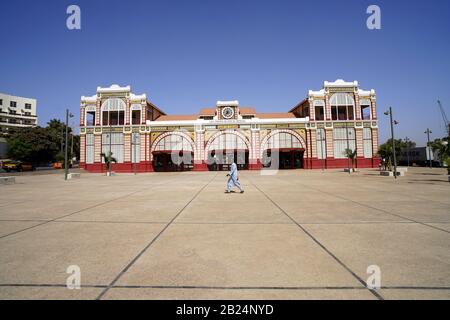 La façade Art nouveau de 1912 de la gare de Dakar est en train d'être restaurée en terminus pour le nouveau train de l'aéroport. Banque D'Images