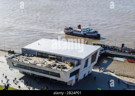 Mersey Ferry s'approche de sa jetée sur la rivière Mersey vue le 29 février 2020. Banque D'Images