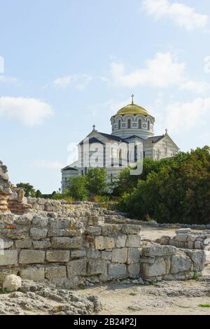 Dômes dorés de la cathédrale orthodoxe de Vladimir à Chersonesos, sur le fond du ciel bleu. Journée ensoleillée Banque D'Images