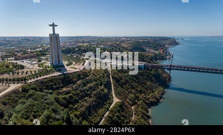 Antenne. Panorama depuis le ciel, un pont de 25 de Abril et une statue de Jésus-Christ. Lisbonne Banque D'Images