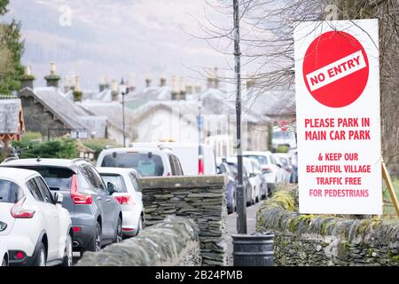 Pas d'entrée pour le parking zone limitée pour les voitures et les véhicules dans le village de conservation de Luss au Loch Lomond pour garder la zone belle et sans pollution Banque D'Images