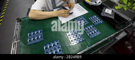 Beijing, СHINA - JUIN 03: Laboratoire de fabrication d'éléments de puce de haute technologie en Chine. Banque D'Images