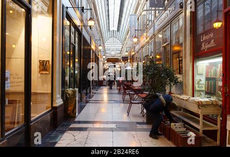 Le passage Verdeau a été construit en 1847. C'est l'une des plus charmantes arcades couvertes de Paris avec de nombreuses boutiques d'antiquités et des boutiques uniques. Banque D'Images