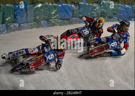 Berlin, Allemagne. 29 février 2020. Berlin ALLEMAGNE - 29 février Daniil Ivanov (rouge) et Dmitri Khomitsevich (bleu) de Russie tentent de bloquer le chemin de Johan Weber (jaune) lors du circuit de course de la glace des nations (jour 1) au Horst-Dohm-Eisstadion, Berlin, le samedi 29 février 2020. (Crédit: Ian Charles | Mi News) Crédit: Mi News & Sport /Alay Live News Banque D'Images