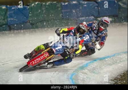 Berlin, Allemagne. 29 février 2020. Berlin ALLEMAGNE - 29 février Harald Simon (rouge) dirige Jan Klatovsky (blanc) pendant le circuit de course de glace des nations (jour 1) à Horst-Dohm-Eisstadion, Berlin, le samedi 29 février 2020. (Crédit: Ian Charles | Mi News) Crédit: Mi News & Sport /Alay Live News Banque D'Images