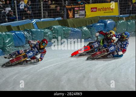 Berlin, Allemagne. 29 février 2020. Berlin ALLEMAGNE - 29 février Daniil Ivanov (rouge) et Dmitri Khomitsevich (bleu) de Russie tentent de bloquer le chemin de Johan Weber (jaune) lors du circuit de course de la glace des nations (jour 1) au Horst-Dohm-Eisstadion, Berlin, le samedi 29 février 2020. (Crédit: Ian Charles | Mi News) Crédit: Mi News & Sport /Alay Live News Banque D'Images