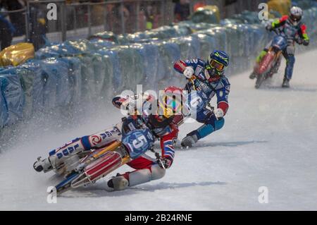 Berlin, Allemagne. 29 février 2020. Berlin ALLEMAGNE - 29 février Daniil Ivanov (Rouge) et Dmitri Khomitsevich (Russie) dirigent Harald Simon (Blanc) d'Autriche lors du circuit de course des Nations sur glace (jour 1) à Horst-Dohm-Eisstadion, Berlin, le samedi 29 février 2020. (Crédit: Ian Charles | Mi News) Crédit: Mi News & Sport /Alay Live News Banque D'Images