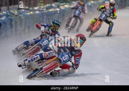 Berlin, Allemagne. 29 février 2020. Berlin ALLEMAGNE - 29 février Daniil Ivanov (Rouge) et Dmitri Khomitsevich (Russie) dirigent Harald Simon (Blanc) et Franky Zorn (jaune) d'Autriche lors du circuit de course des Nations sur glace (jour 1) à l'Horst-Dohm-Eisstadion, Berlin, le samedi 29 février 2020. (Crédit: Ian Charles | Mi News) Crédit: Mi News & Sport /Alay Live News Banque D'Images