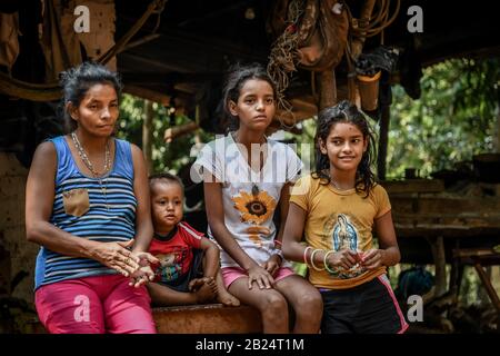 Famille hispanique à l'extérieur de leur maison dans le village guatémaltèque Banque D'Images