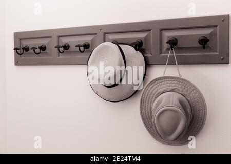 Deux chapeaux suspendus sur un porte-manteau, photo horizontale. Pas de gens. Concept--l'amour et la convivialité Banque D'Images