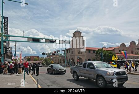 Manifestation anti-Trump à Central Ave. Et First St. Downtown Albuquerque, Nouveau-Mexique, à côté du Centre des transports. Banque D'Images