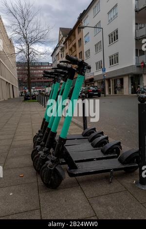 Les scooters électriques ont pris leur place dans les transports publics urbains. Des scooters de chaux peuvent être vus dans les rues de Cologne Banque D'Images