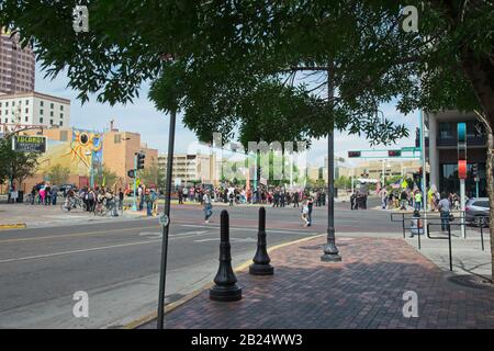 Manifestation anti-Trump à Central Ave. Et First St. Downtown Albuquerque, Nouveau-Mexique, à côté du Centre des transports. Banque D'Images