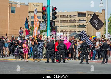 Manifestation anti-Trump à Central Ave. Et First St. Downtown Albuquerque, Nouveau-Mexique, à côté du Centre des transports. Banque D'Images