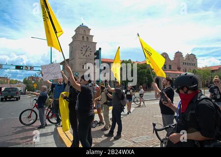 Manifestation anti-Trump à Central Ave. Et First St. Downtown Albuquerque, Nouveau-Mexique, à côté du Centre des transports. Banque D'Images