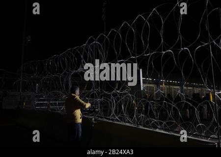 Juarez, Mexique. 28 février 2020. Les migrants bloquent le pont international à Ciudad Juarez, la plupart des migrants d'origine cubaine ont essayé de traverser le pont, a allégué que le programme reste au Mexique a été suspendu et a voulu traverser pour demander l'asile pour pouvoir se réunifier avec leur famille. (Photo De David Peinado/Pacific Press) Crédit: Pacific Press Agency/Alay Live News Banque D'Images