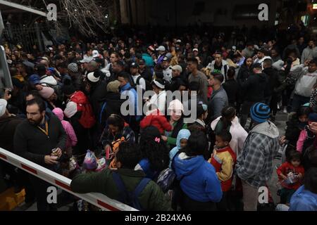 Juarez, Mexique. 28 février 2020. Les migrants bloquent le pont international à Ciudad Juarez, la plupart des migrants d'origine cubaine ont essayé de traverser le pont, a allégué que le programme reste au Mexique a été suspendu et a voulu traverser pour demander l'asile pour pouvoir se réunifier avec leur famille. (Photo De David Peinado/Pacific Press) Crédit: Pacific Press Agency/Alay Live News Banque D'Images
