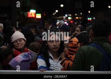Juarez, Mexique. 28 février 2020. Les migrants bloquent le pont international à Ciudad Juarez, la plupart des migrants d'origine cubaine ont essayé de traverser le pont, a allégué que le programme reste au Mexique a été suspendu et a voulu traverser pour demander l'asile pour pouvoir se réunifier avec leur famille. (Photo De David Peinado/Pacific Press) Crédit: Pacific Press Agency/Alay Live News Banque D'Images