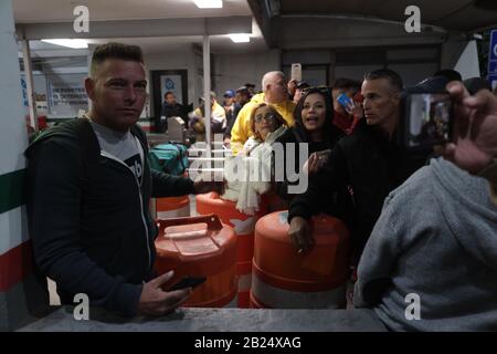 Juarez, Mexique. 28 février 2020. Les migrants bloquent le pont international à Ciudad Juarez, la plupart des migrants d'origine cubaine ont essayé de traverser le pont, a allégué que le programme reste au Mexique a été suspendu et a voulu traverser pour demander l'asile pour pouvoir se réunifier avec leur famille. (Photo De David Peinado/Pacific Press) Crédit: Pacific Press Agency/Alay Live News Banque D'Images