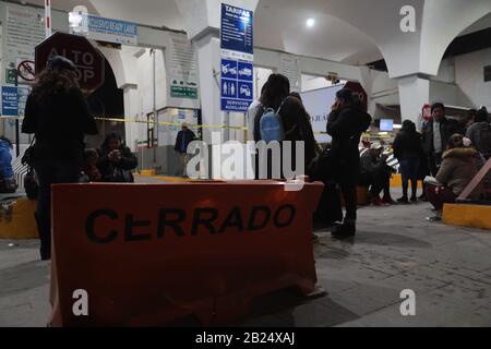 Juarez, Mexique. 28 février 2020. Les migrants bloquent le pont international à Ciudad Juarez, la plupart des migrants d'origine cubaine ont essayé de traverser le pont, a allégué que le programme reste au Mexique a été suspendu et a voulu traverser pour demander l'asile pour pouvoir se réunifier avec leur famille. (Photo De David Peinado/Pacific Press) Crédit: Pacific Press Agency/Alay Live News Banque D'Images