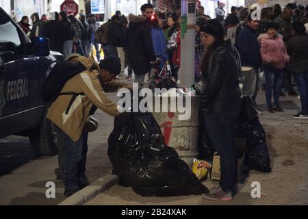 Juarez, Mexique. 28 février 2020. Les migrants bloquent le pont international à Ciudad Juarez, la plupart des migrants d'origine cubaine ont essayé de traverser le pont, a allégué que le programme reste au Mexique a été suspendu et a voulu traverser pour demander l'asile pour pouvoir se réunifier avec leur famille. (Photo De David Peinado/Pacific Press) Crédit: Pacific Press Agency/Alay Live News Banque D'Images