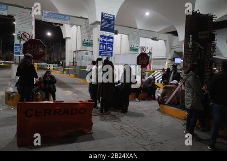 Juarez, Mexique. 28 février 2020. Les migrants bloquent le pont international à Ciudad Juarez, la plupart des migrants d'origine cubaine ont essayé de traverser le pont, a allégué que le programme reste au Mexique a été suspendu et a voulu traverser pour demander l'asile pour pouvoir se réunifier avec leur famille. (Photo De David Peinado/Pacific Press) Crédit: Pacific Press Agency/Alay Live News Banque D'Images