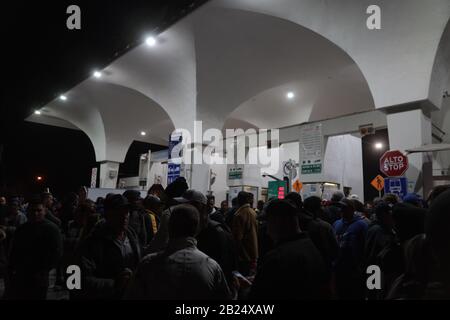 Juarez, Mexique. 28 février 2020. Les migrants bloquent le pont international à Ciudad Juarez, la plupart des migrants d'origine cubaine ont essayé de traverser le pont, a allégué que le programme reste au Mexique a été suspendu et a voulu traverser pour demander l'asile pour pouvoir se réunifier avec leur famille. (Photo De David Peinado/Pacific Press) Crédit: Pacific Press Agency/Alay Live News Banque D'Images