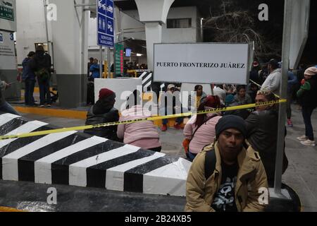 Juarez, Mexique. 28 février 2020. Les migrants bloquent le pont international à Ciudad Juarez, la plupart des migrants d'origine cubaine ont essayé de traverser le pont, a allégué que le programme reste au Mexique a été suspendu et a voulu traverser pour demander l'asile pour pouvoir se réunifier avec leur famille. (Photo De David Peinado/Pacific Press) Crédit: Pacific Press Agency/Alay Live News Banque D'Images