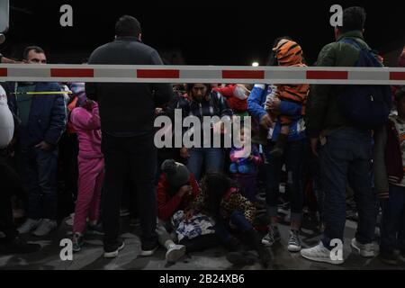 Juarez, Mexique. 28 février 2020. Les migrants bloquent le pont international à Ciudad Juarez, la plupart des migrants d'origine cubaine ont essayé de traverser le pont, a allégué que le programme reste au Mexique a été suspendu et a voulu traverser pour demander l'asile pour pouvoir se réunifier avec leur famille. (Photo De David Peinado/Pacific Press) Crédit: Pacific Press Agency/Alay Live News Banque D'Images
