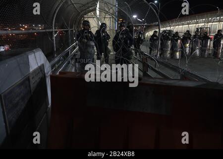 Juarez, Mexique. 28 février 2020. Les migrants bloquent le pont international à Ciudad Juarez, la plupart des migrants d'origine cubaine ont essayé de traverser le pont, a allégué que le programme reste au Mexique a été suspendu et a voulu traverser pour demander l'asile pour pouvoir se réunifier avec leur famille. (Photo De David Peinado/Pacific Press) Crédit: Pacific Press Agency/Alay Live News Banque D'Images