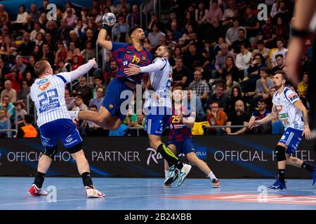 Barcelone, ESPAGNE - 29 FÉVRIER: Timothey n'Guessan du FC Barcelone en action lors du match de la Ligue des Champions EHF Velux entre le FC Barcelone et MOL-Pick Szeged à Palau Blaugrana le 29 février 2020 à Barcelone, Espagne. Banque D'Images