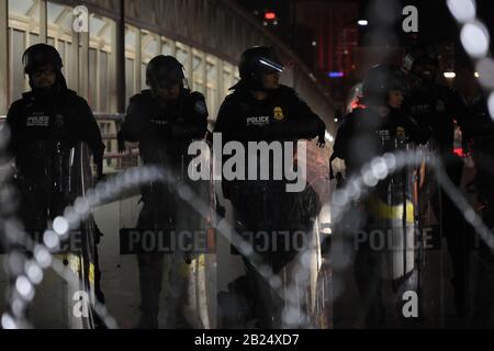Juarez, Mexique. 28 février 2020. Les migrants bloquent le pont international à Ciudad Juarez, la plupart des migrants d'origine cubaine ont essayé de traverser le pont, a allégué que le programme reste au Mexique a été suspendu et a voulu traverser pour demander l'asile pour pouvoir se réunifier avec leur famille. (Photo De David Peinado/Pacific Press) Crédit: Pacific Press Agency/Alay Live News Banque D'Images