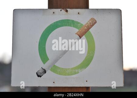 Panneau non fumeur avec fond bokeh . Banque D'Images